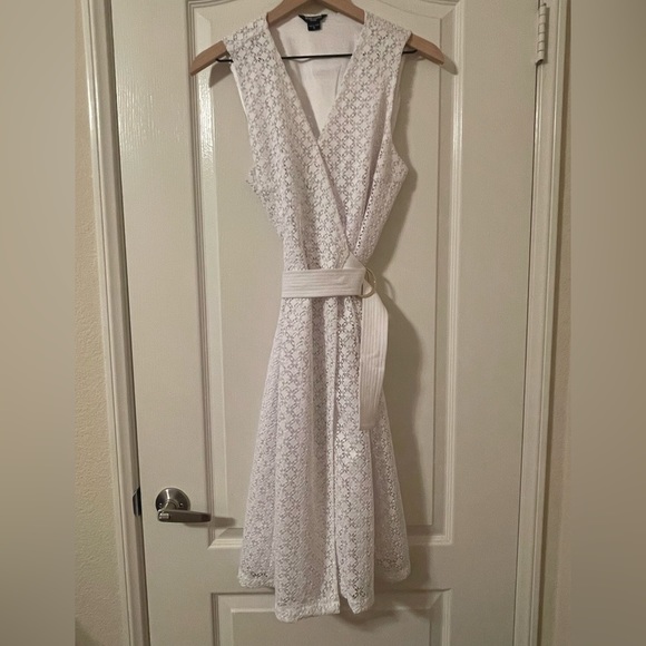 Very beautiful white wrap eyelet dress. Very good condition, only been worn once - Picture 1 of 8